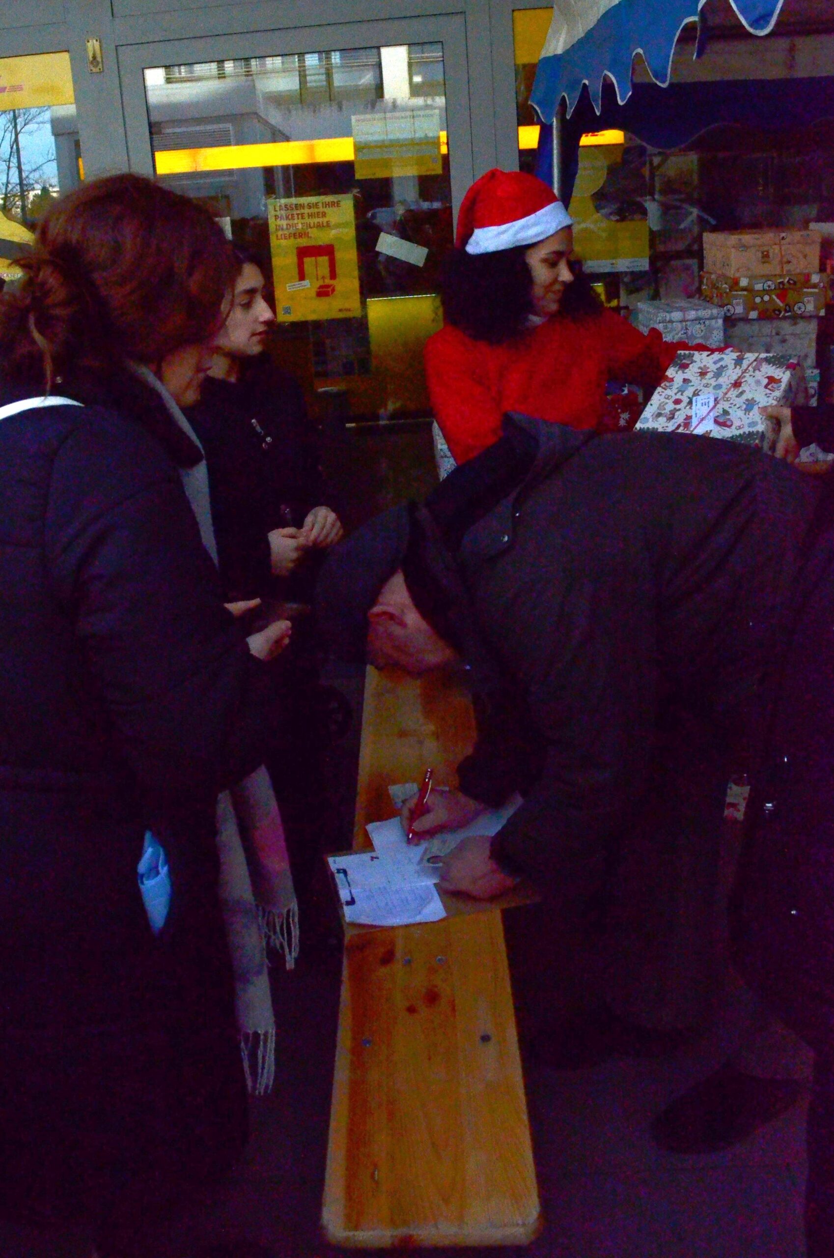 Hiam Stülten übergibt Weihnachtsgeschenke