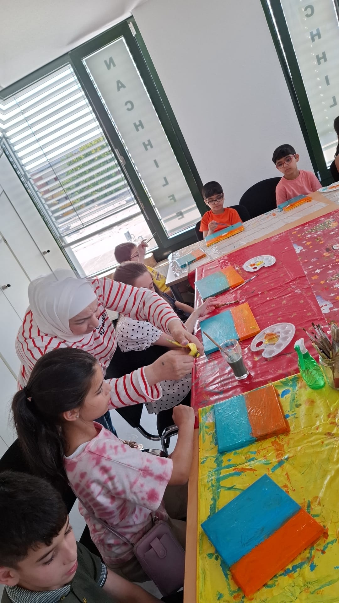 Gemeinsames kreatives Arbeiten am Tisch