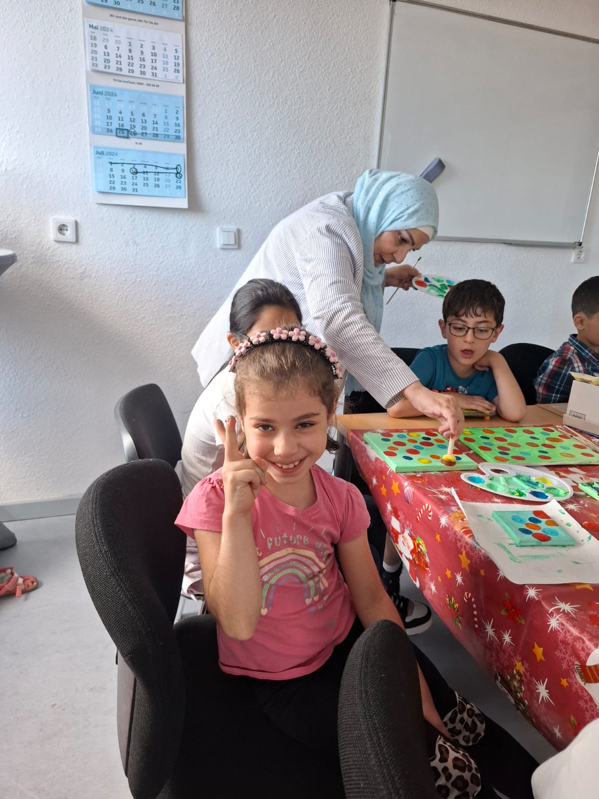 Kinder gestalten gemeinsam kreative Arbeiten
